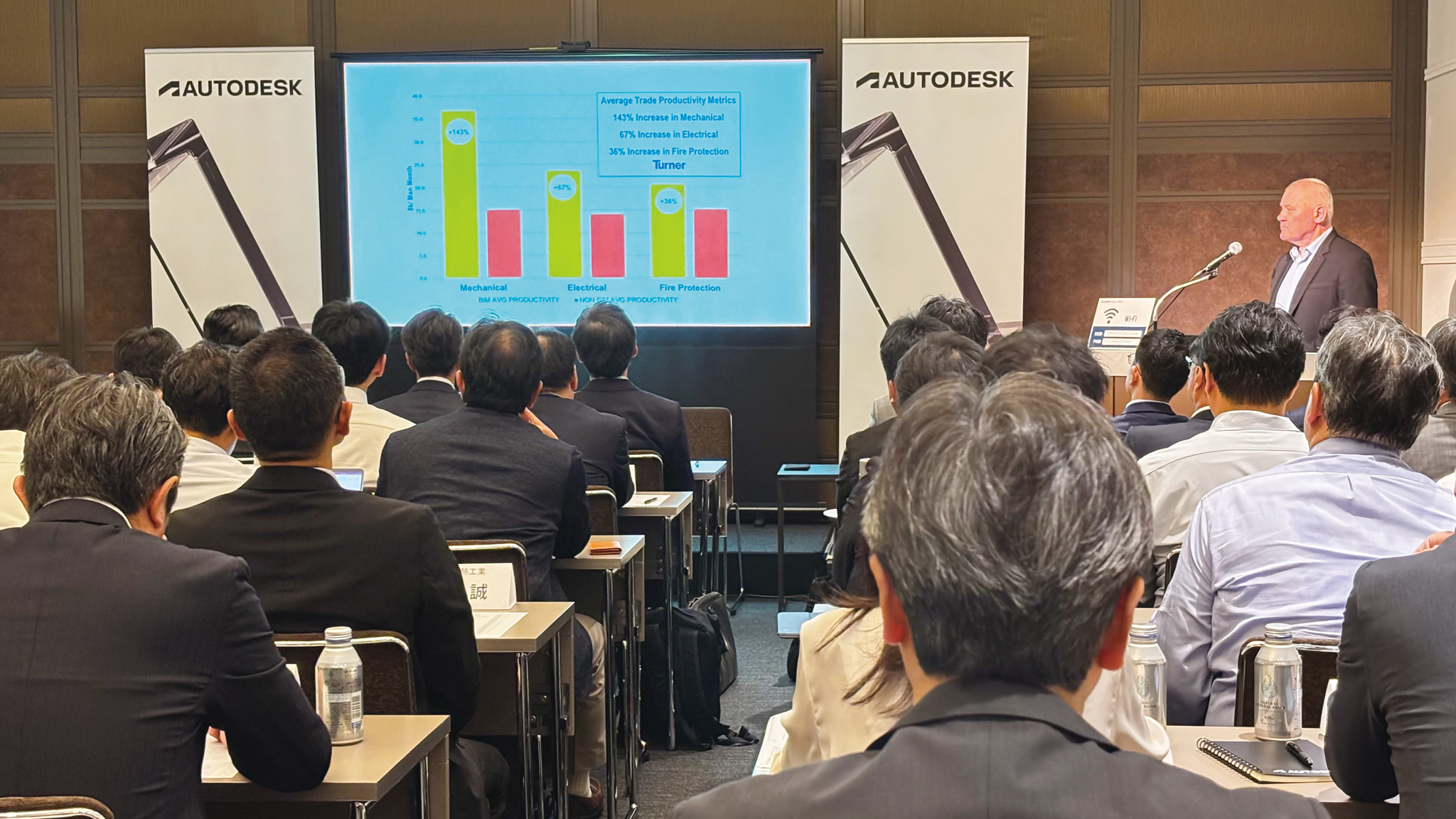 講演中のスティーブ・バトラー