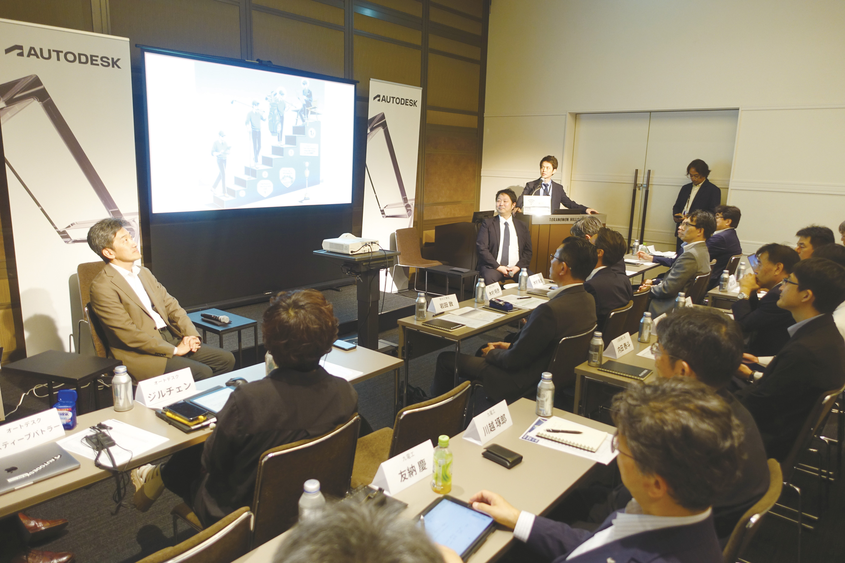 壇上で説明する新菱冷熱工業の酒本氏（左）と高砂熱学工業の齋藤氏