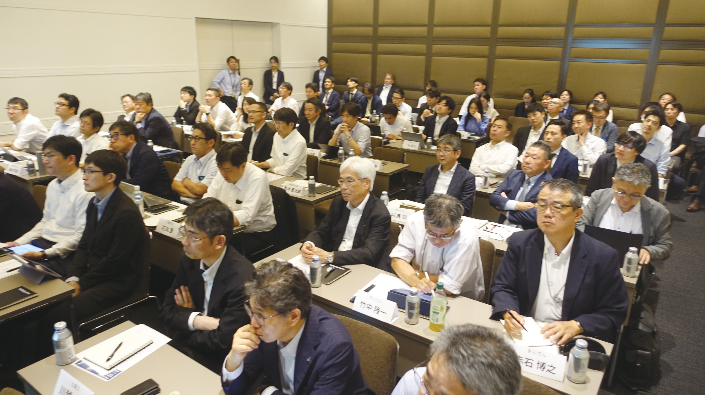 ラウンドテーブルには設備工事会社 12社 32人が参加