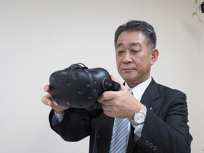 VR ゴーグルを着ける第一建設工業 取締役 常務執行役員 土木本部長の佐藤勇樹氏