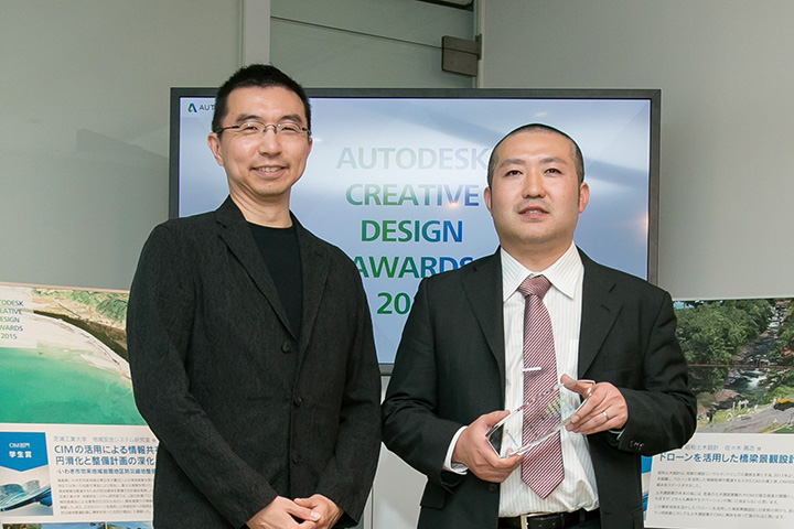 「AUTODESK CREATIVE DESIGN AWARDS 2015」の 受賞式でトロフィーを受け取った佐々木高志氏(右)