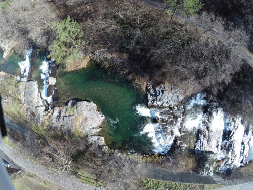 ドローンで撮影した大川七滝の写真。どこに橋を架けるかも重要な検討項目だった