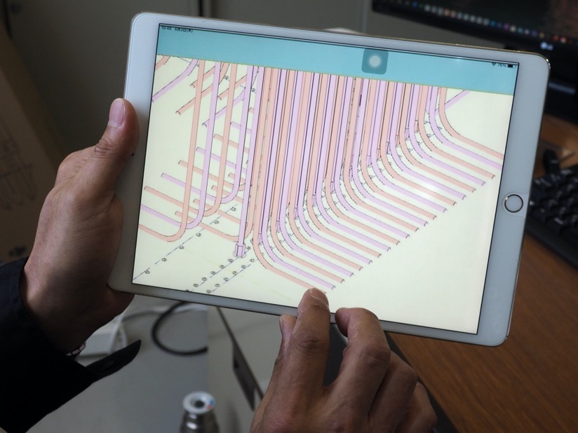 iPadによる鉄筋の干渉チェック。従来の折り曲げ鉄筋の代わりに、定着金具の採用を発注者に提案したときに活用した